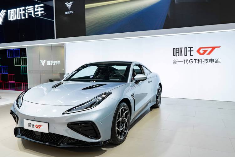 成都4哪吒汽车在智能汽车领域的表现，领途汽车在新能源汽车市场中的影响力